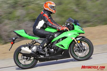 Kawasaki Ninja ZX6R побеждает в тесте 600ссм